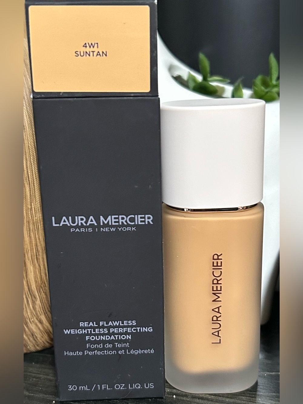 Laura Mercier Real Flawless Foundation 4W1 Suntan